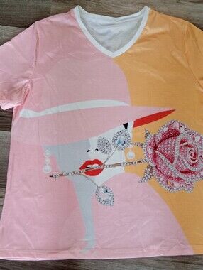 Graphic Rose & Hat Short Sleeve Tee in Peach and Pink